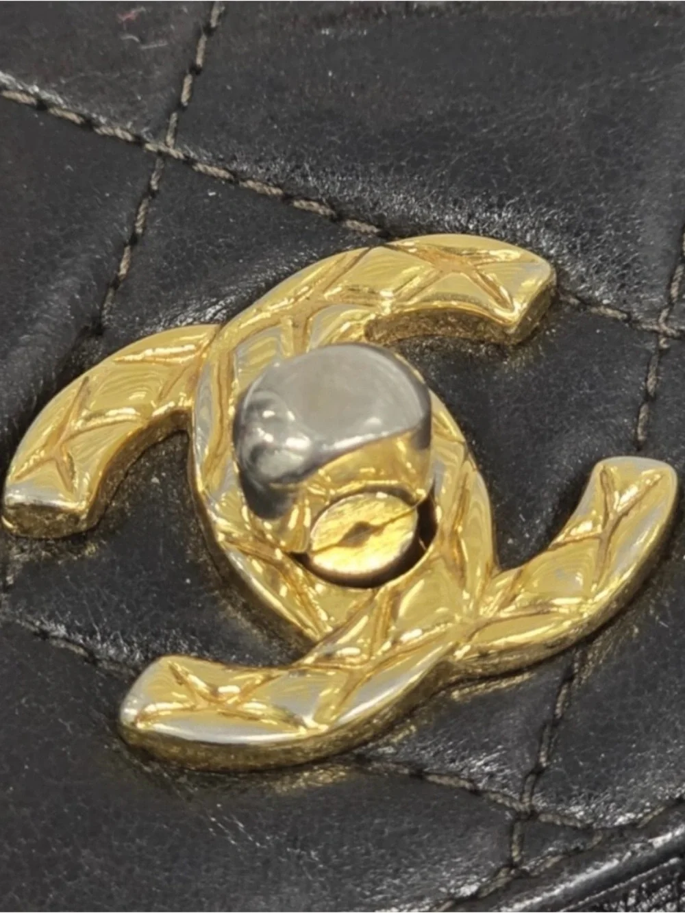 CHANEL Black Quilted Lambskin Shoulder Bag with Gold Chain
